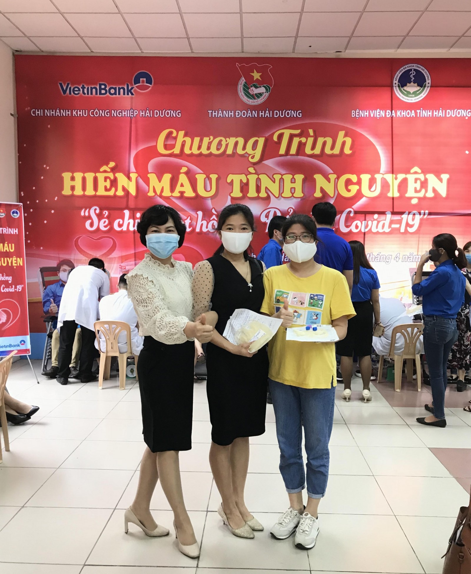 Công đoàn nhà trường có mặt khích lệ các CB GV, HS tham gia hiến máu.